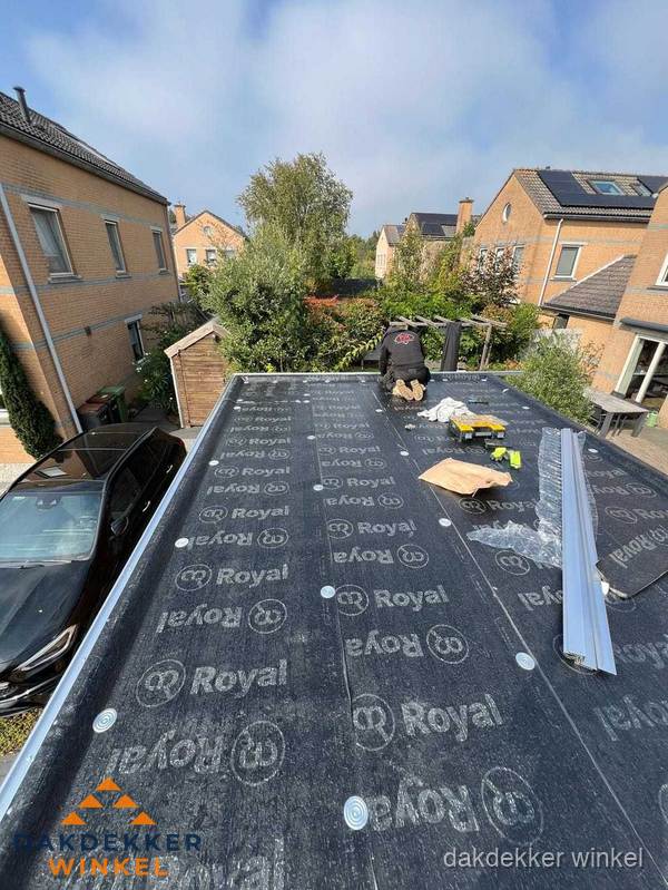 Nieuwe Royal bitumen dakbedekking op plat dak van aanbouw in Winkel Nieuwe Royal bitumen dakbedekking op plat dak van aanbouw in Winkel