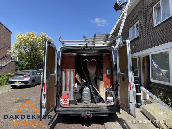 Spoed dakdekker bus met gereedschap en ladder bij woning in Winkel Spoed dakdekker bus met gereedschap en ladder bij woning in Winkel
