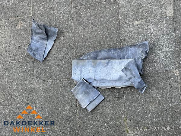 Oude verwijderde loodslabben na vervanging in Winkel Oude verwijderde loodslabben na vervanging in Winkel